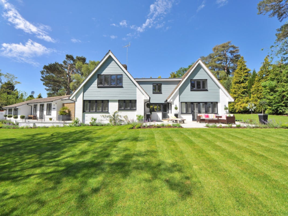 Selling a Home in The Villages: Developer vs. Outside Realtor (2026 Guide)